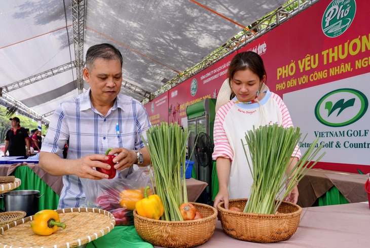 Công nhân, người lao động là những thượng khách của Phở yêu thương - Ảnh 5.