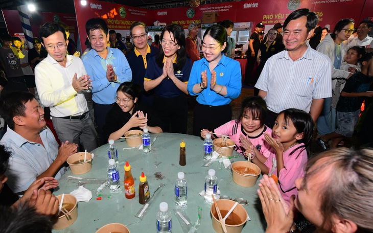 Ăn phở, nghe ca sĩ hát 'thật đã' - Ảnh 9.