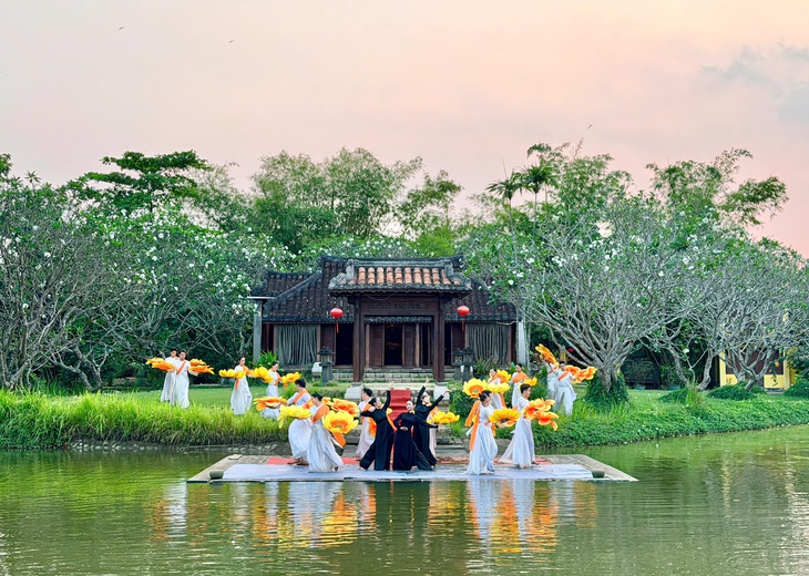 Thả 65 hoa đăng tưởng niệm thảm họa da cam tại Bảo tàng Áo dài da cam - Ảnh 1.