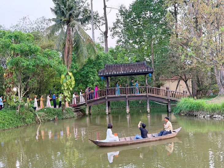 Thả 65 hoa đăng tưởng niệm thảm họa da cam tại Bảo tàng Áo dài da cam - Ảnh 3.