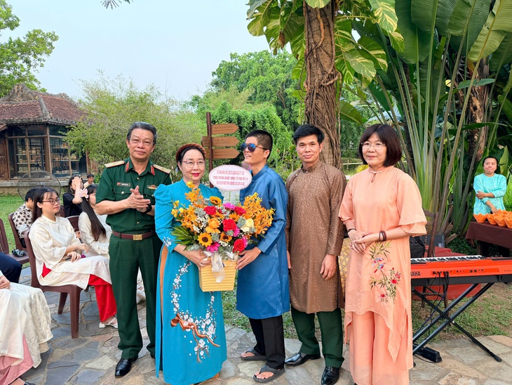 Thả 65 hoa đăng tưởng niệm thảm họa da cam tại Bảo tàng Áo dài da cam - Ảnh 4.