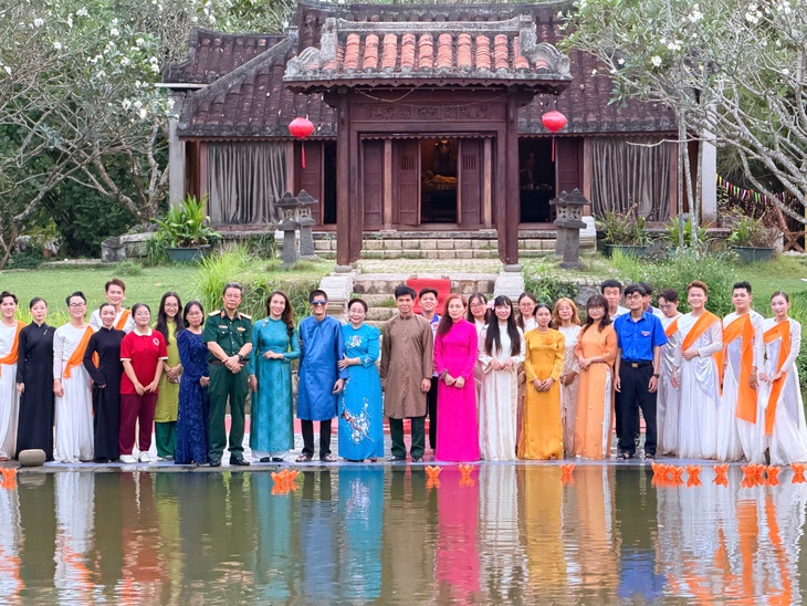 Thả 65 hoa đăng tưởng niệm thảm họa da cam tại Bảo tàng Áo dài da cam - Ảnh 5.