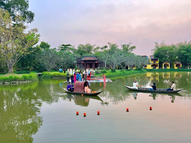 Thả 65 hoa đăng tưởng niệm thảm họa da cam tại Bảo tàng Áo dài da cam - Ảnh 2.