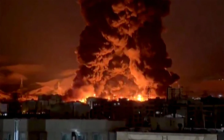 Giá dầu thế giới vượt 100 USD/thùng lần đầu trong 4 năm - Ảnh 2.