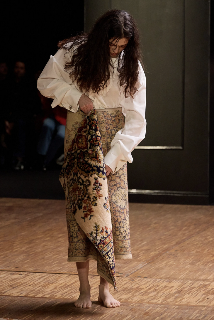 Tách trà, thảm chùi chân... thành đồ thời trang - Ảnh 3.