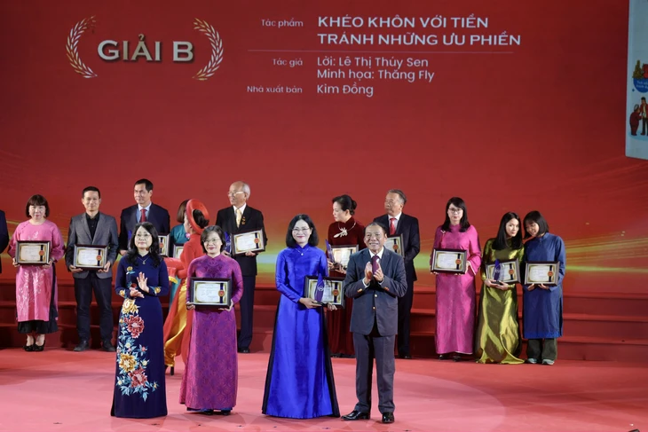 'Lịch sử Việt Nam bằng hình' đoạt giải A Giải thưởng Sách Quốc gia, hai nữ râ - Ảnh 2. 'Lịch sử Việt Nam bằng hình' đoạt giải A Giải thưởng Sách quốc gia - Ảnh 2.