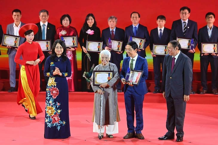 'Lịch sử Việt Nam bằng hình' đoạt giải A Giải thưởng Sách Quốc gia, hai nữ râ - Ảnh 3. Giải thưởng Sách Quốc gia - Ảnh 3.