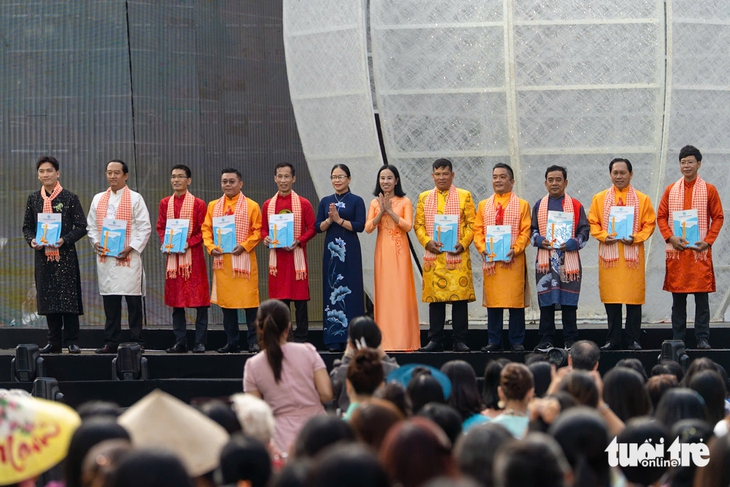 58.000 phụ nữ đồng diễn áo dài tại TP.HCM - Ảnh 4.