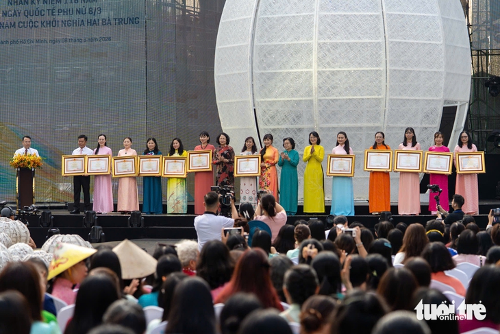 58.000 phụ nữ đồng diễn áo dài tại TP.HCM - Ảnh 2.