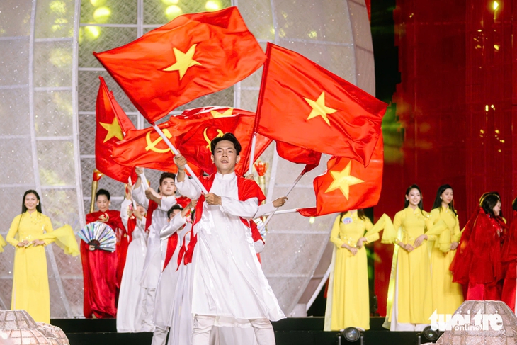 Đội ‘Vàng son tên Bác’ đoạt giải nhất Duyên dáng áo dài TP.HCM 2026 - Ảnh 1. Duyên dáng áo dài - Ảnh 1.