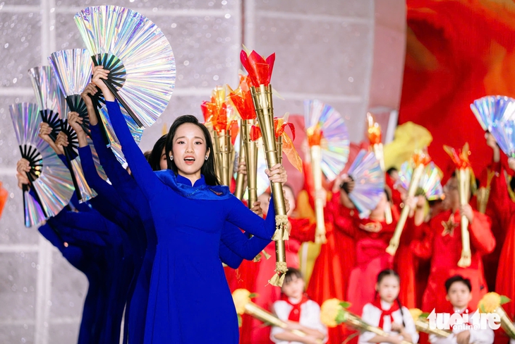 Đội ‘Vàng son tên Bác’ đoạt giải nhất Duyên dáng áo dài TP.HCM 2026 - Ảnh 2. Duyên dáng áo dài - Ảnh 2.