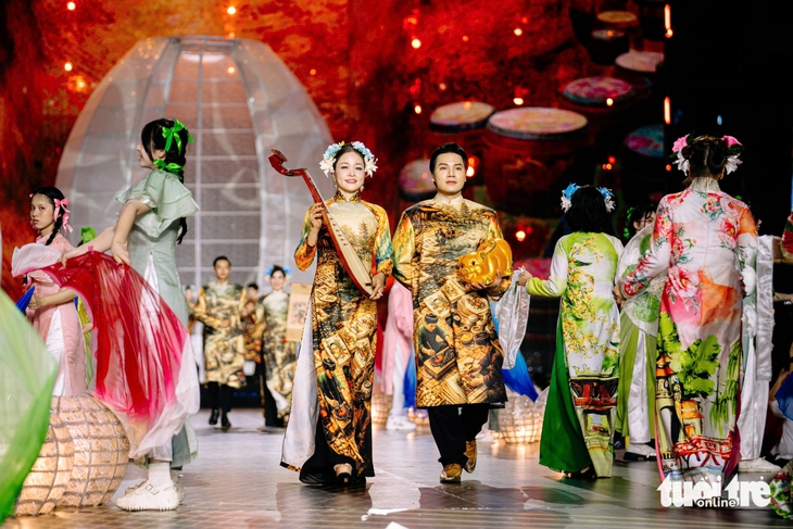 Đội ‘Vàng son tên Bác’ đoạt giải nhất Duyên dáng áo dài TP.HCM 2026 - Ảnh 8. Đội ‘Vàng son tên Bác’ đoạt giải nhất Duyên dáng áo dài TP.HCM 2026 - Ảnh 8.