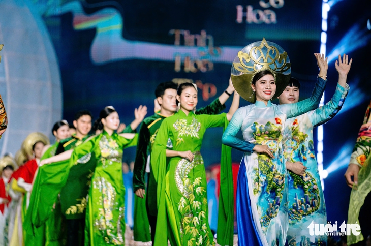 Đội ‘Vàng son tên Bác’ đoạt giải nhất Duyên dáng áo dài TP.HCM 2026 - Ảnh 10. Duyên dáng áo dài - Ảnh 10.