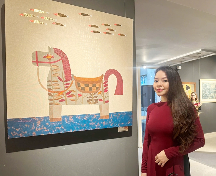 Khi tà áo dài trở thành ‘toan vẽ’ của nữ họa sĩ - Ảnh 3. áo dài - Ảnh 3.