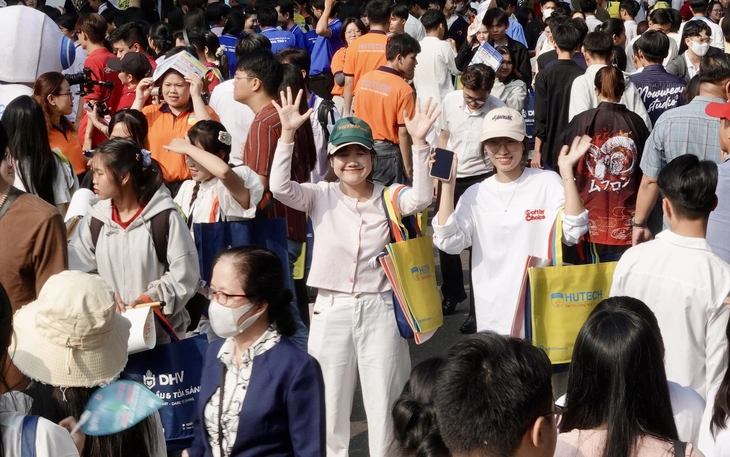 Có chứng chỉ tiếng Anh quốc tế, nên miễn thi tốt nghiệp hay vẫn dự thi để xét tuyển đại học? - Ảnh 2.