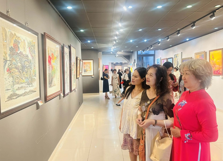 Khi tà áo dài trở thành ‘toan vẽ’ của nữ họa sĩ - Ảnh 2. áo dài - Ảnh 2.