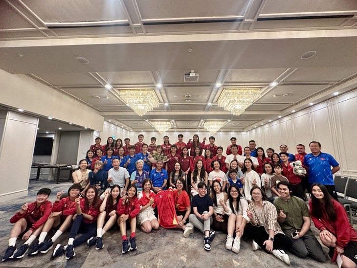 Tuyển nữ Việt Nam được khích lệ trong ngày 8-3 - Ảnh 1.