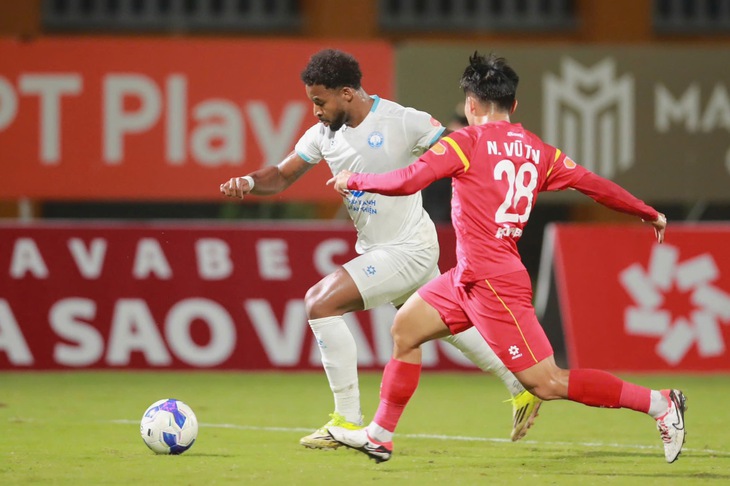Xuân Son bỏ lỡ không tưởng, Nam Định vất vả thắng đội cuối bảng - Ảnh 1.