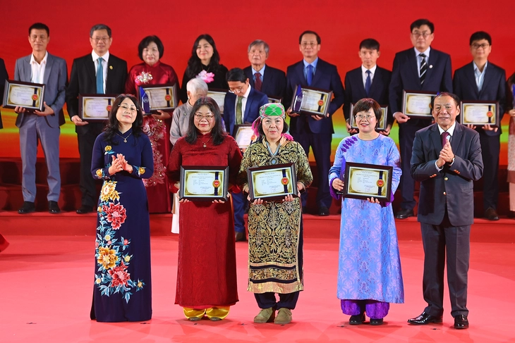 'Lịch sử Việt Nam bằng hình' đoạt giải A Giải thưởng Sách Quốc gia, hai nữ râ - Ảnh 4. Giải thưởng Sách Quốc gia - Ảnh 4.