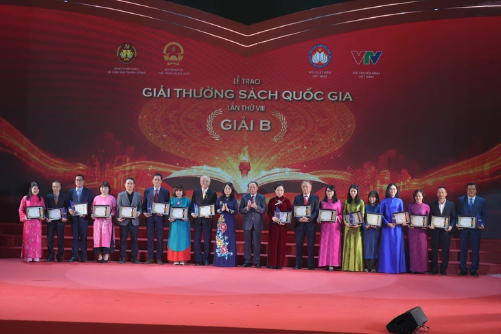 'Lịch sử Việt Nam bằng hình' đoạt giải A Giải thưởng Sách Quốc gia, hai nữ râ - Ảnh 5. Giải thưởng Sách Quốc gia - Ảnh 5.