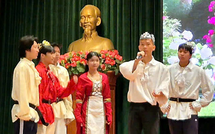 Sinh viên hóa thân thành nhân vật cổ trang, tranh tài lồng tiếng Trung - Ảnh 4.