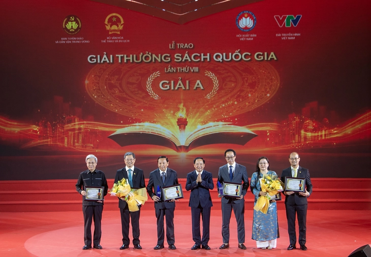 'Lịch sử Việt Nam bằng hình' đoạt giải A Giải thưởng Sách Quốc gia, hai nữ râ - Ảnh 1. 'Lịch sử Việt Nam bằng hình' đoạt giải A Giải thưởng Sách quốc gia - Ảnh 1.