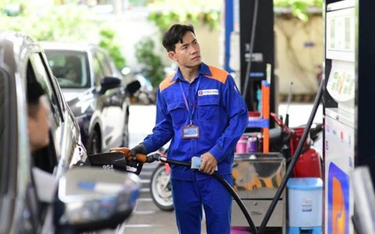 Đề xuất giá xăng dầu tăng 20% một tháng sẽ sử dụng quỹ bình ổn giá - Ảnh 3.