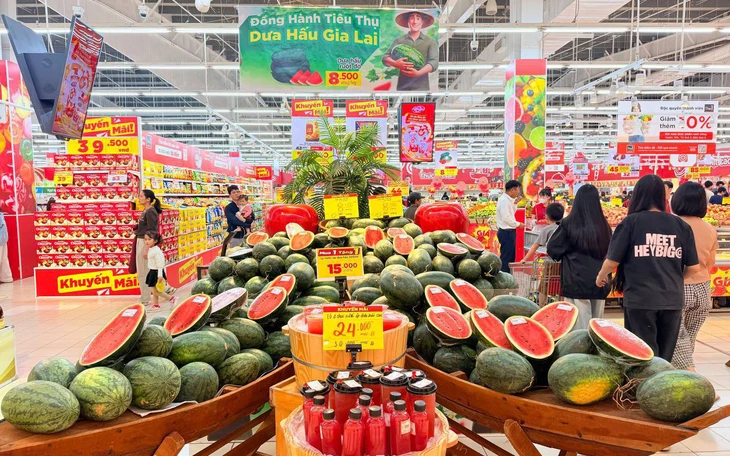 Cam sành, dưa hấu... rớt giá, điểm bán đổ thành đống, người dân TP.HCM mua ăn 'tẹt ga' - Ảnh 10.