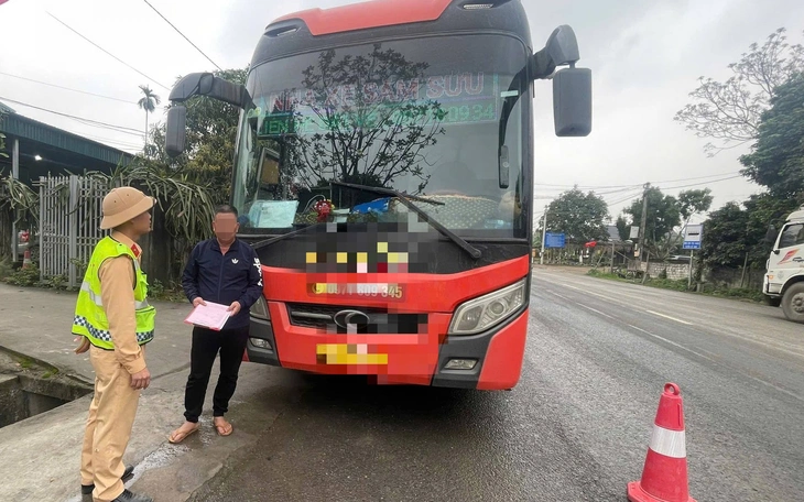 Cục CSGT lên tiếng trước thông tin 'dùng ô tô công vụ chắn ngang đường để dừng xe vi phạm' - Ảnh 2.