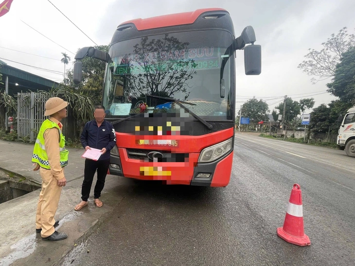 Hình ảnh bên trong ô tô 19 chỗ 'nhồi' 60 người, bị phạt hơn 223 triệu đồng - Ảnh 4.