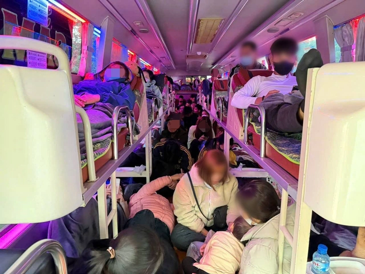 Hình ảnh bên trong ô tô 19 chỗ 'nhồi' 60 người, bị phạt hơn 223 triệu đồng - Ảnh 1.