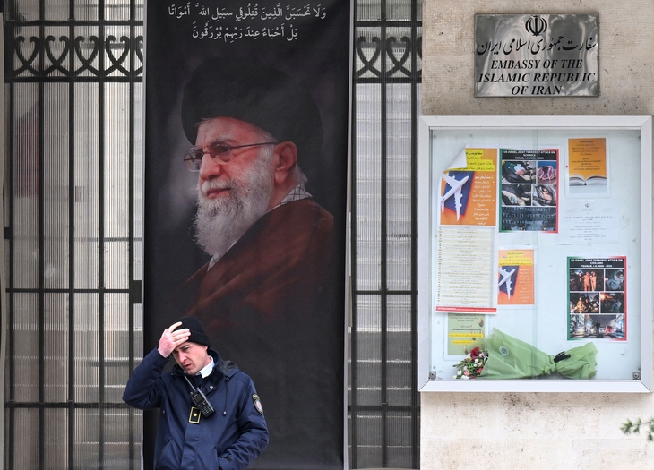 Tân lãnh tụ tối cao ở Iran được chọn thế nào và nắm quyền lực ra sao? - Ảnh 1.