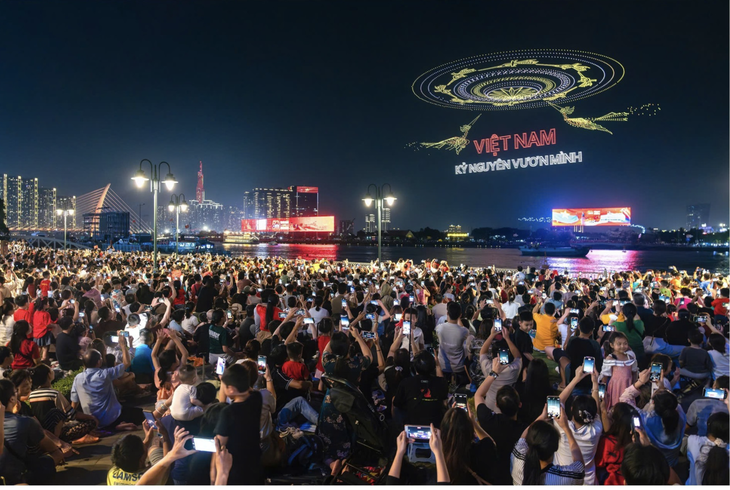 Tác phẩm chụp màn trình diễn 10.500 drone tại TP.HCM thắng giải A - Ảnh 1. drone - Ảnh 1.