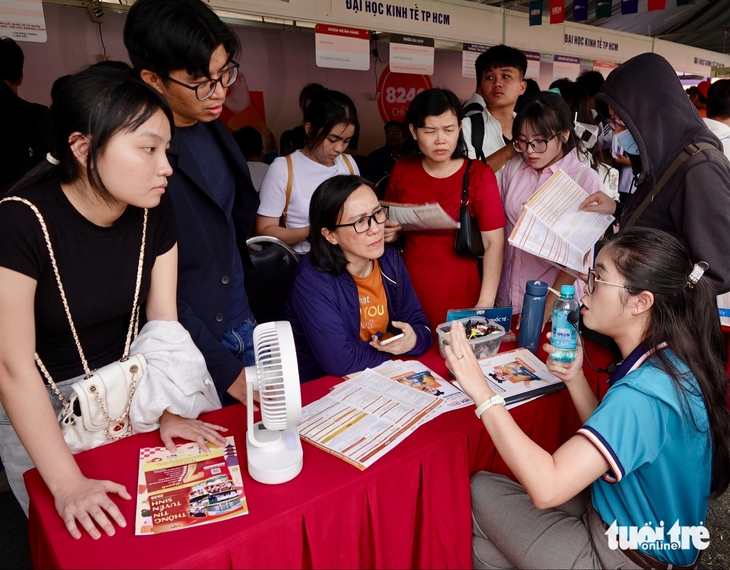 Thí sinh thế hệ cuối gen Z tìm gì tại Ngày hội tư vấn tuyển sinh? - Ảnh 1. tuyển sinh - Ảnh 1.