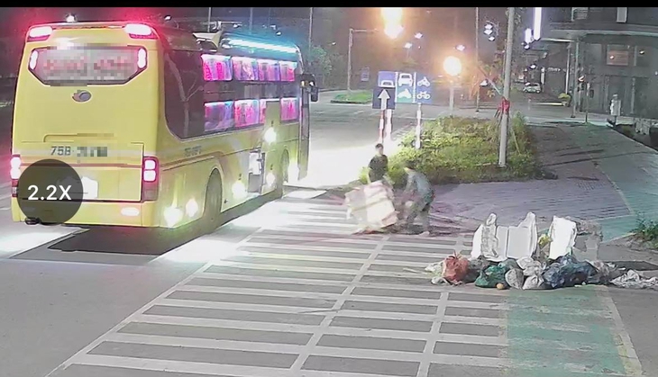 Ủng hộ chủ tịch phường ‘check cam’ tìm người xả rác, giữ sạch môi trường bắt đầu từ việc như vậy - Ảnh 1.