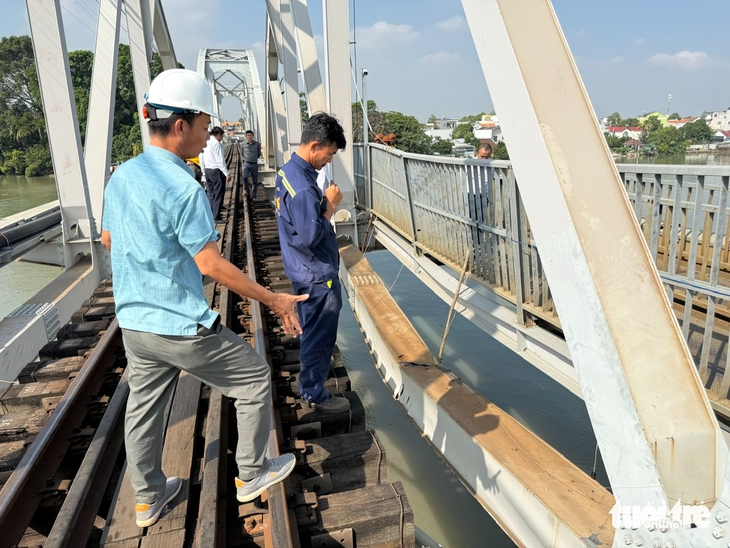 Thứ trưởng Bộ Xây dựng kiểm tra sự cố cầu Ghềnh, chỉ đạo khắc phục hậu quả - Ảnh 7.