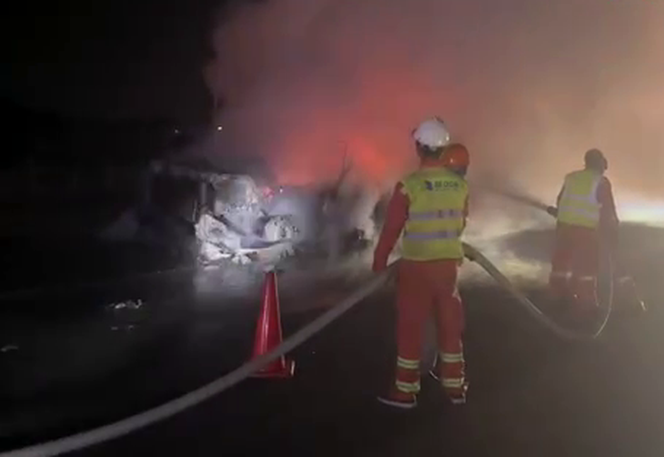 Xe container bốc cháy dữ dội trên cao tốc TP.HCM - Trung Lương - Ảnh 2.