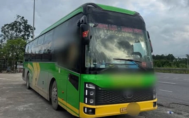 Đội Cảnh sát giao thông Hàng Xanh xử lý nhiều trường hợp sử dụng xe tự chế chở rác - Ảnh 2.