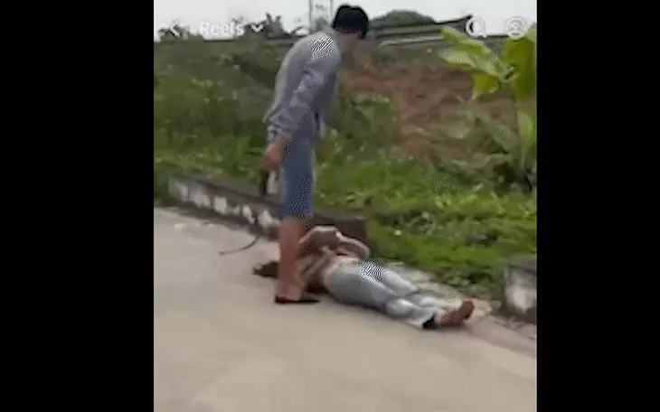 Khởi tố người đàn ông túm áo, kéo lê một phụ nữ trên đường - Ảnh 2.