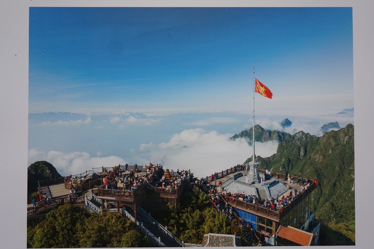 Tác phẩm chụp màn trình diễn 10.500 drone tại TP.HCM thắng giải A - Ảnh 8. drone - Ảnh 8.