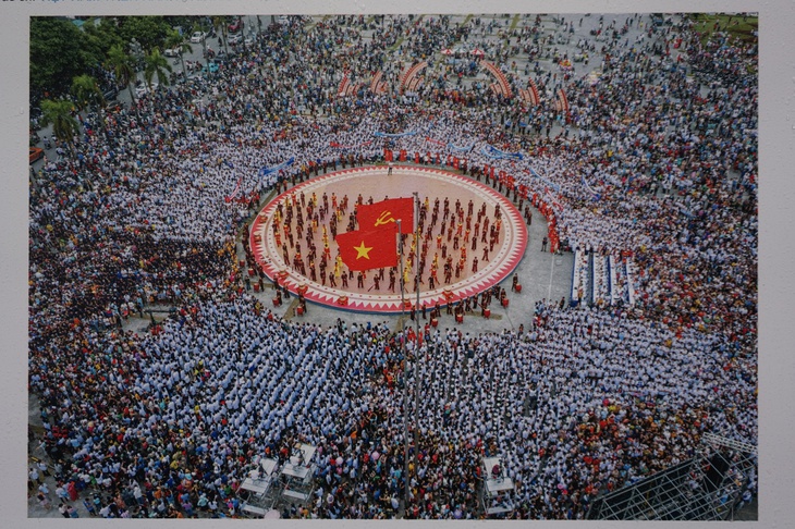 Tác phẩm chụp màn trình diễn 10.500 drone tại TP.HCM thắng giải A - Ảnh 9. Ảnh chụp màn trình diễn 10.500 drone tại TP.HCM thắng giải A - Ảnh 9.