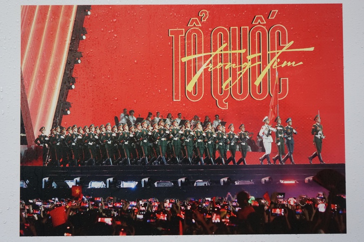 Tác phẩm chụp màn trình diễn 10.500 drone tại TP.HCM thắng giải A - Ảnh 4. drone - Ảnh 4.