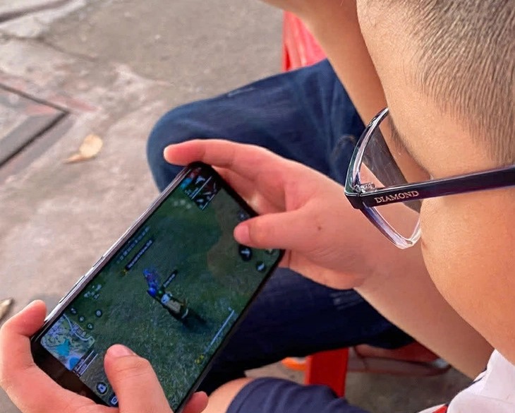 Điện thoại 'nuôi' trẻ, nhiều hậu quả khó lường - Ảnh 2.