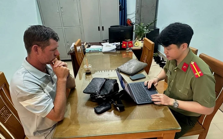 Trao lại túi xách có tài sản hơn 3 tỉ đồng cho hành khách để quên trên taxi - Ảnh 2.