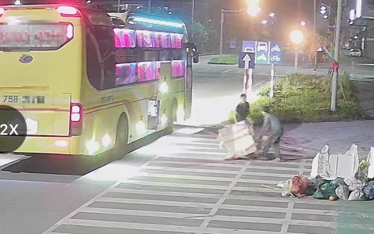 Xã hội càng phát triển, ý thức chung nơi công cộng sao vẫn thấp? - Ảnh 2.