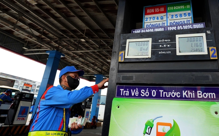 Đường sắt tăng giá vé tàu lên 10% do giá xăng dầu tăng - Ảnh 2.