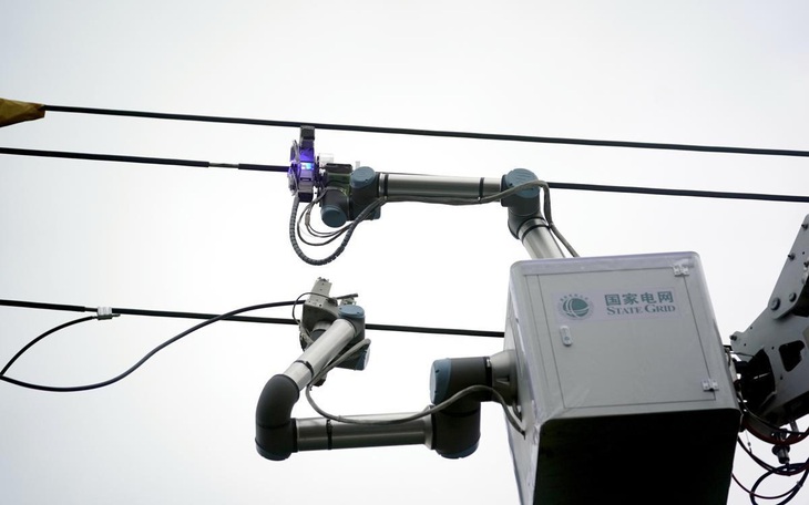 Trung Quốc xuất trận 'đội robot cảnh sát' điều phối giao thông - Ảnh 4.