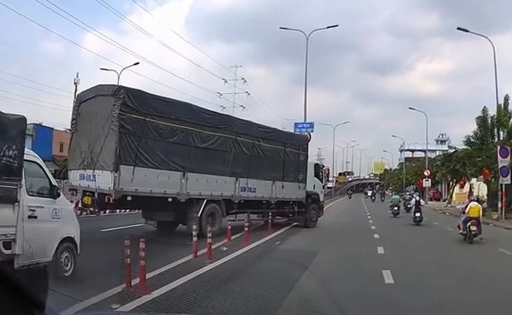 Xử phạt tài xế xe tải cán cọc tiêu chuyển làn sai quy định trên đường Đỗ Mười - Ảnh 1.