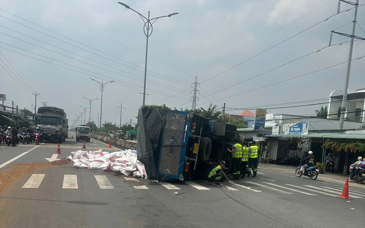 Cận cảnh chiếc Lynk & Co 06 lật 6 vòng trên cao tốc nhưng gia đình Việt vẫn bảo toàn tính mạng - Ảnh 5.