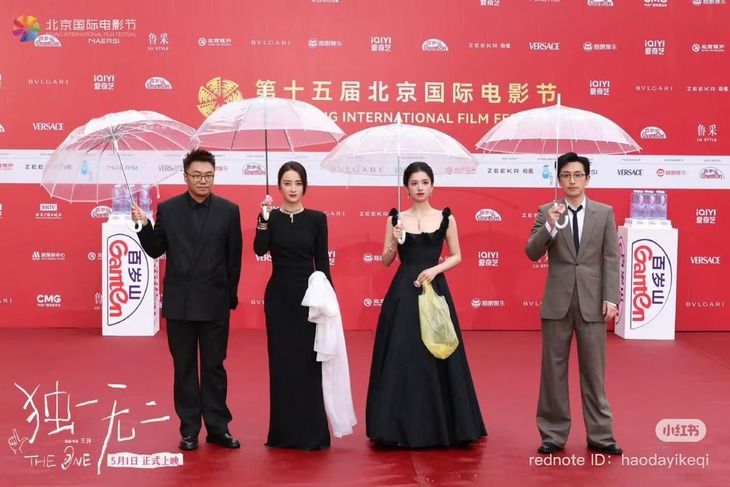 Thực hư nữ diễn viên mang bọc ni lông 46 triệu đi sự kiện - Ảnh 1.